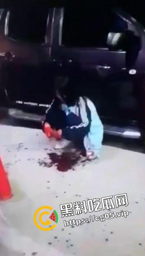 12.19日三亚南滨中学门口精神小伙为爱砍人！现场画面曝光 遍地鲜血 三名女子被砍伤 一人正在抢救中-7