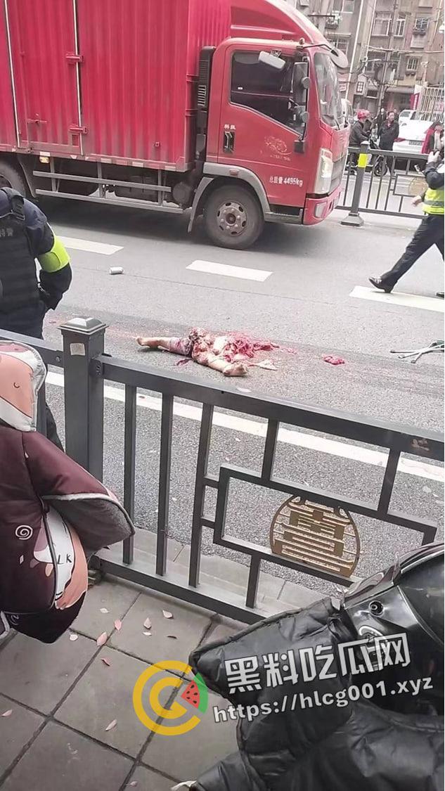 江西南昌胜利路公交车失控冲进人群 一地的行人尸体碎片 现场直达-1