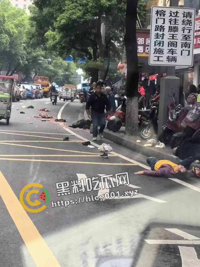 江西南昌胜利路公交车失控冲进人群 一地的行人尸体碎片 现场直达-2