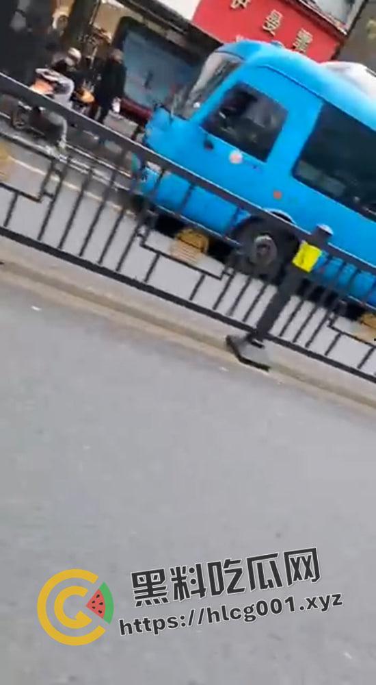 江西南昌胜利路公交车失控冲进人群 一地的行人尸体碎片 现场直达-3