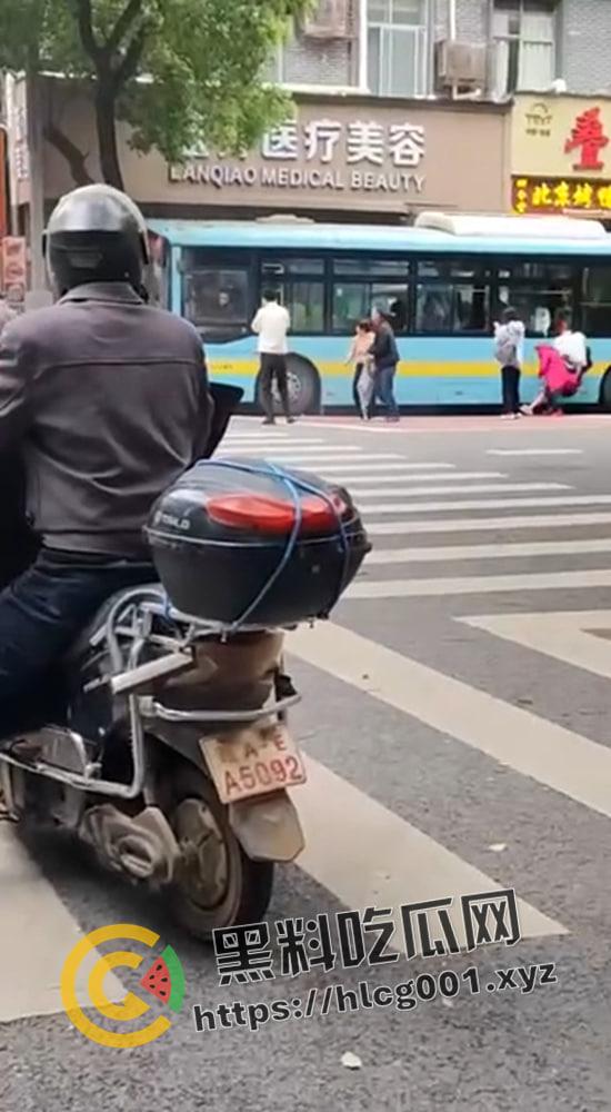江西南昌胜利路公交车失控冲进人群 一地的行人尸体碎片 现场直达-4