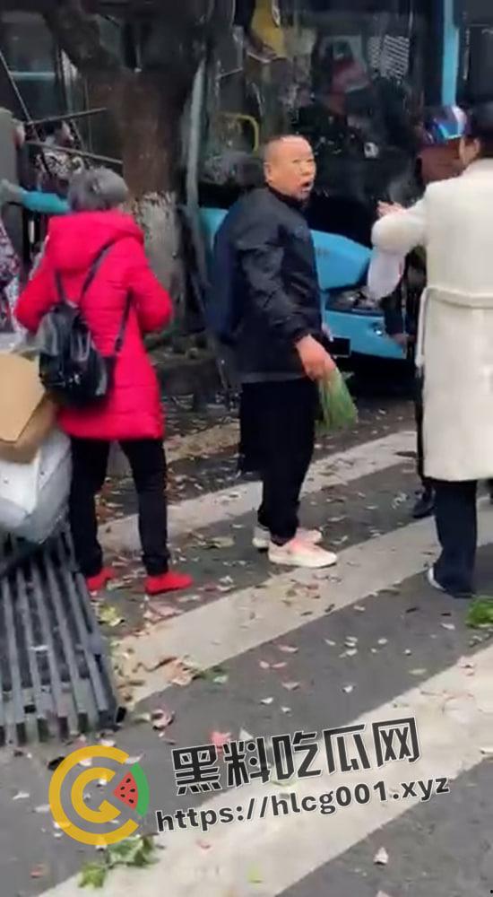 江西南昌胜利路公交车失控冲进人群 一地的行人尸体碎片 现场直达-5