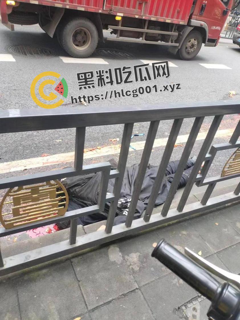 江西南昌胜利路公交车失控冲进人群 一地的行人尸体碎片 现场直达-6
