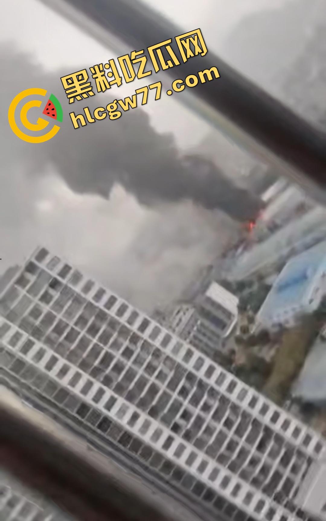 昨日百色平果建材市场炸裂危机!易燃品堆成火山,一点火星秒变末日炼狱火葬场!走路慢的老奶奶差点被烧没!-1