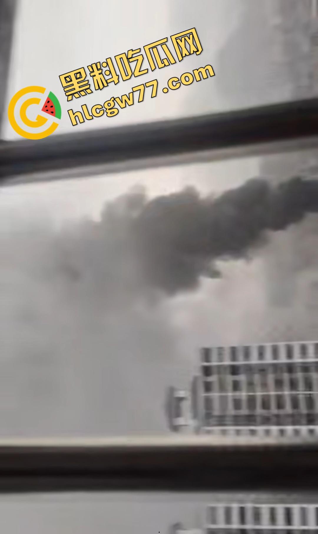 昨日百色平果建材市场炸裂危机!易燃品堆成火山,一点火星秒变末日炼狱火葬场!走路慢的老奶奶差点被烧没!-2