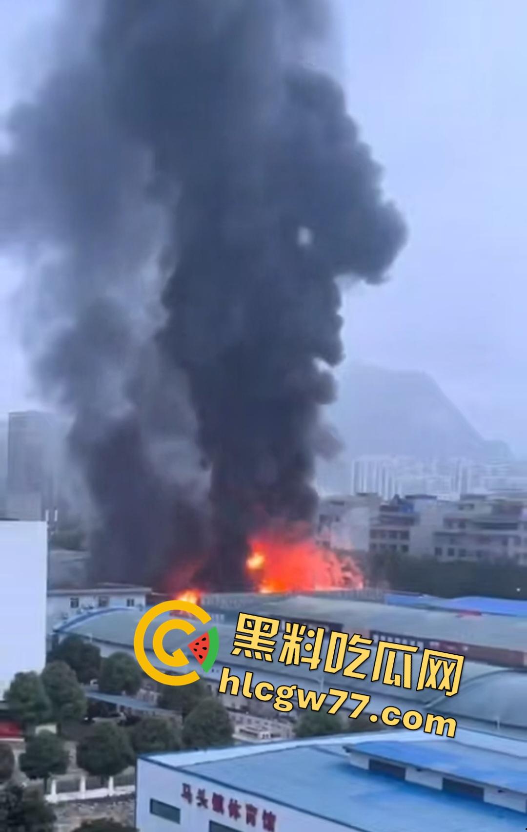 昨日百色平果建材市场炸裂危机!易燃品堆成火山,一点火星秒变末日炼狱火葬场!走路慢的老奶奶差点被烧没!-5