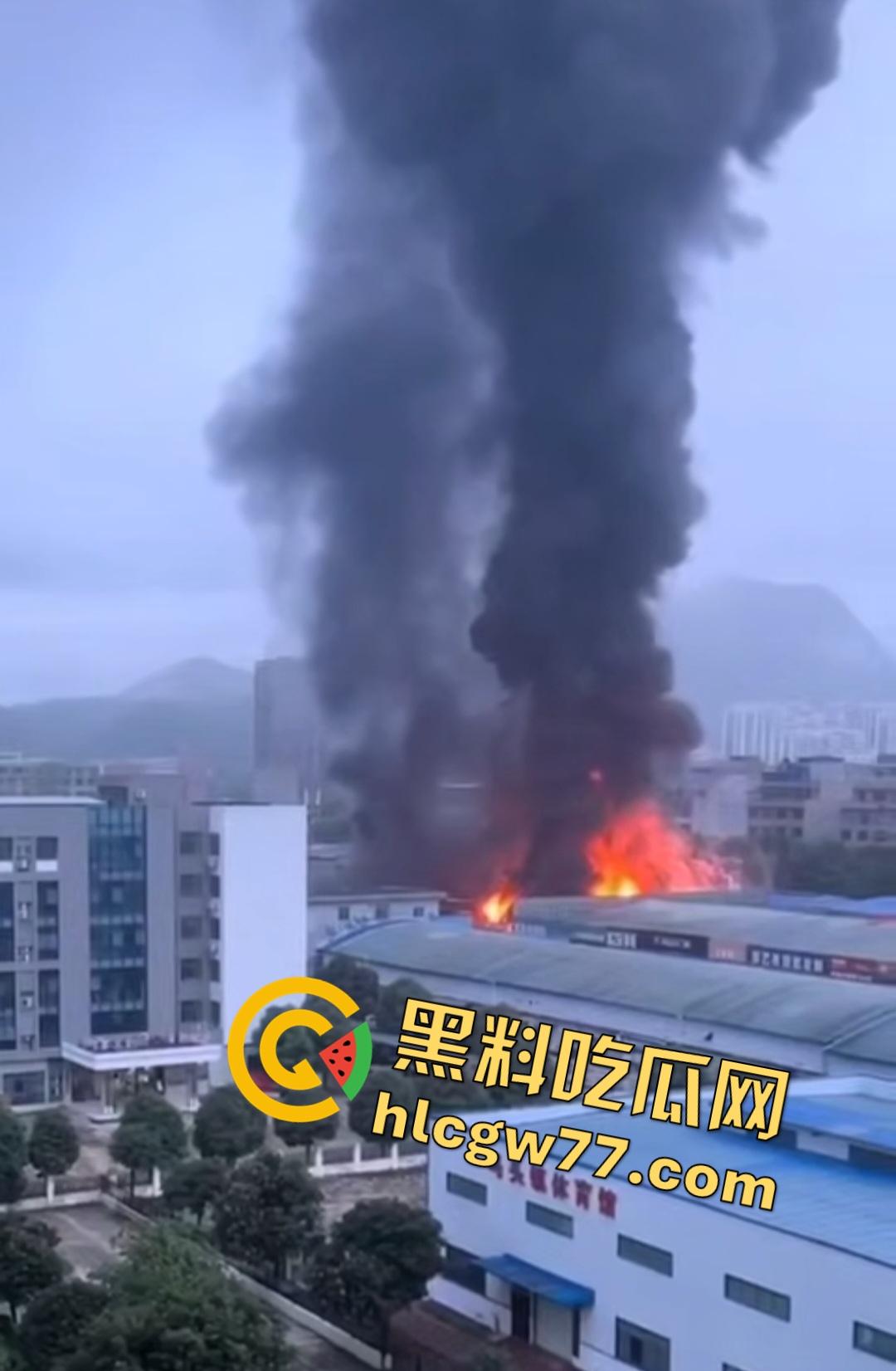昨日百色平果建材市场炸裂危机!易燃品堆成火山,一点火星秒变末日炼狱火葬场!走路慢的老奶奶差点被烧没!-7