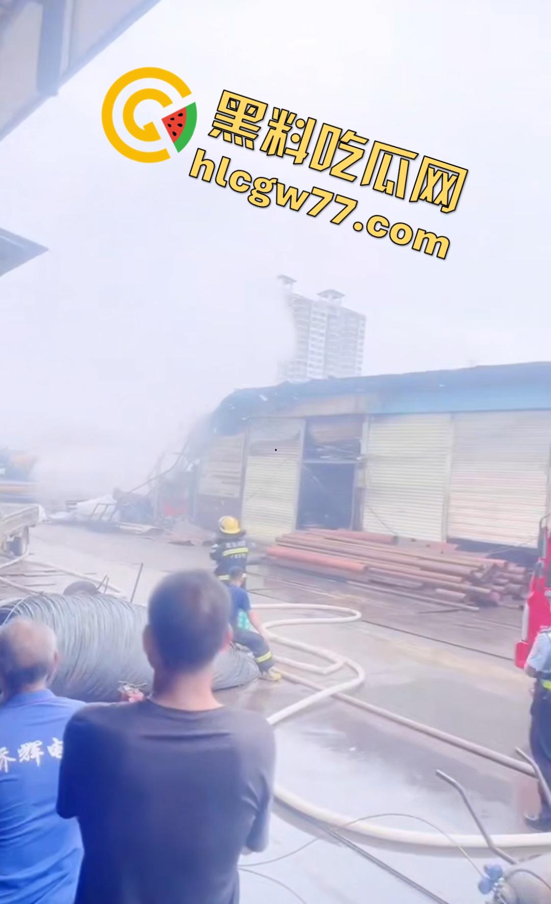 昨日百色平果建材市场炸裂危机!易燃品堆成火山,一点火星秒变末日炼狱火葬场!走路慢的老奶奶差点被烧没!-8