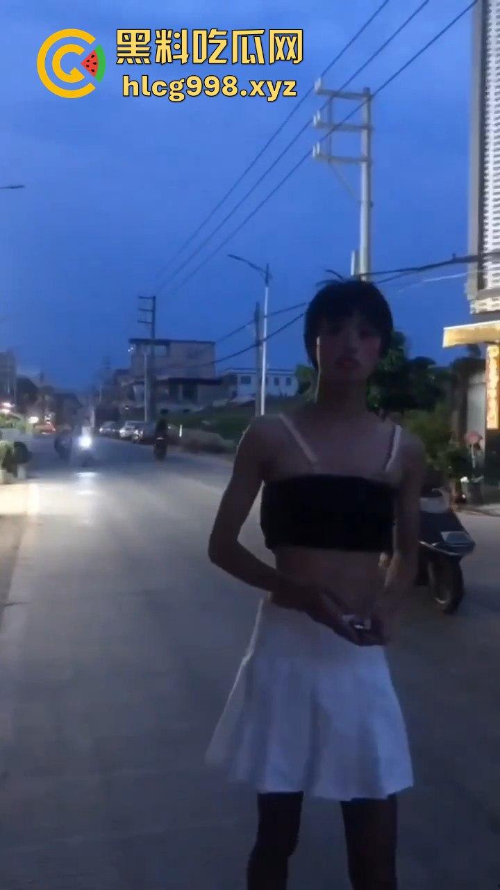 汕头女装大佬接受主人的变态任务，穿小裙子大街溜达回头率爆表！-8