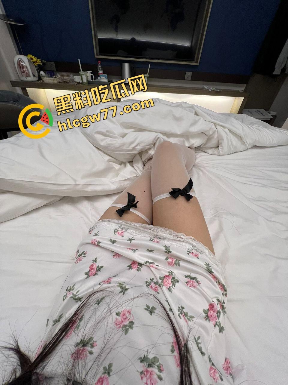 南阳『孙艺欣』浓眉大眼颜值拉满,宿舍偷拍流出,小母狗本性爆发,一晚被操7次还求再来!-14