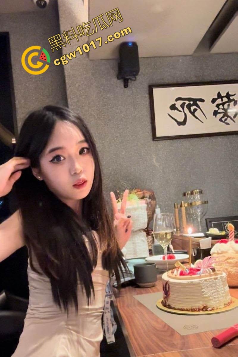 杭州极品女大学生【雷思瑶】啪啪视频流出:双重刺激驾驭肉棒与震动棒,女上位打桩揉阴蒂喷汁,癫狂母狗欲火难耐-1