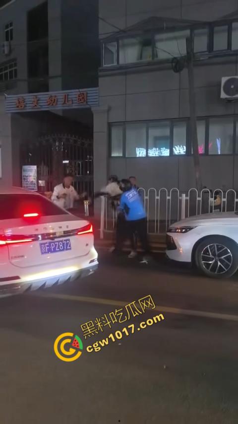 通州暴力事件震惊全城,饿了么专送外卖员突然发难,残忍刺客眼睛,现场混乱,令人毛骨悚然!-4