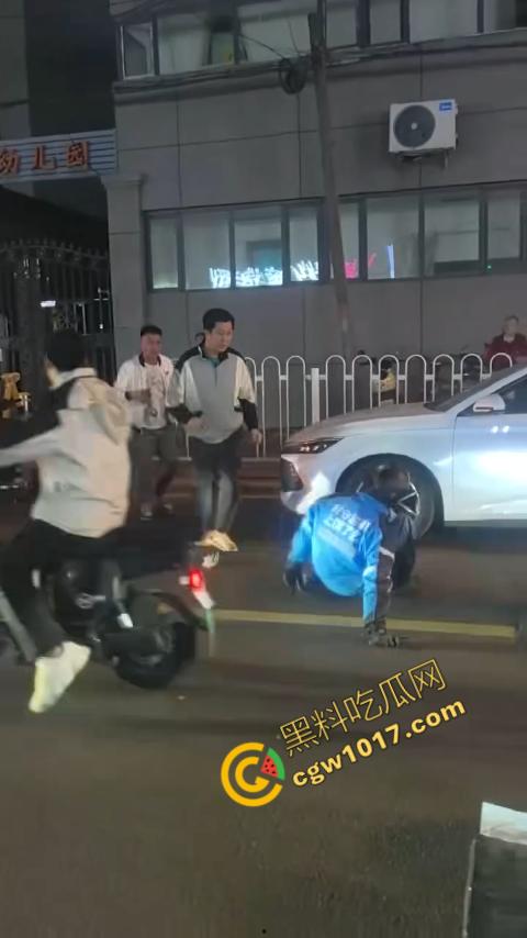 通州暴力事件震惊全城,饿了么专送外卖员突然发难,残忍刺客眼睛,现场混乱,令人毛骨悚然!-5