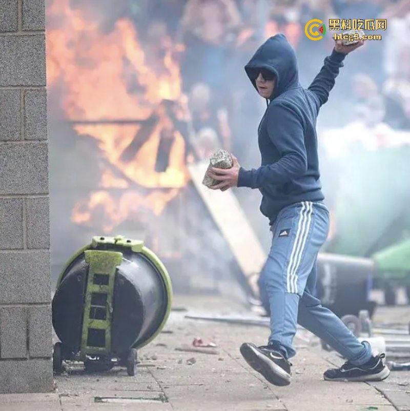 零元购来了!英国近10年最大暴乱!多个城市当街打砸抢烧-8