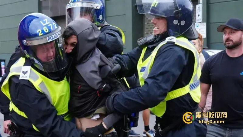 零元购来了!英国近10年最大暴乱!多个城市当街打砸抢烧-13