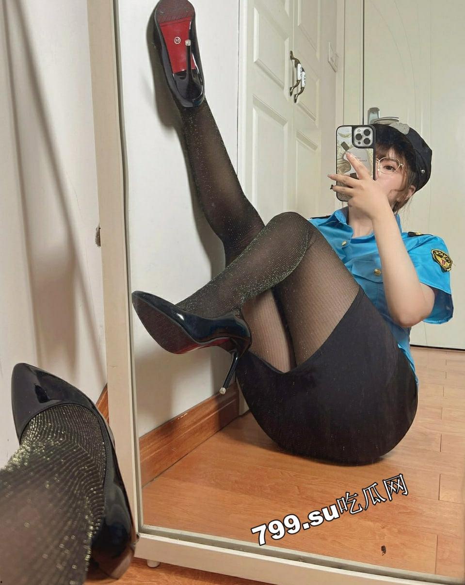 微密圈网红 张思允 百万粉丝颜值博主 女仆 制服大尺度 极品骚鸡遮不住的风骚诱惑-79