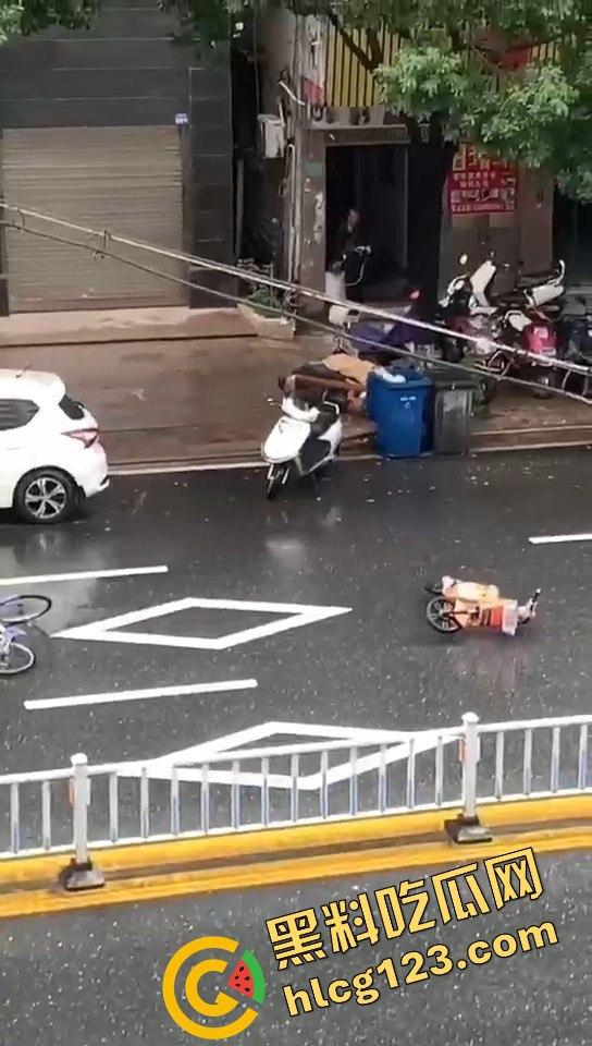 广东汕头男子拎着煤气罐 菜刀向警察行凶！ 疑似精神不正常！-6