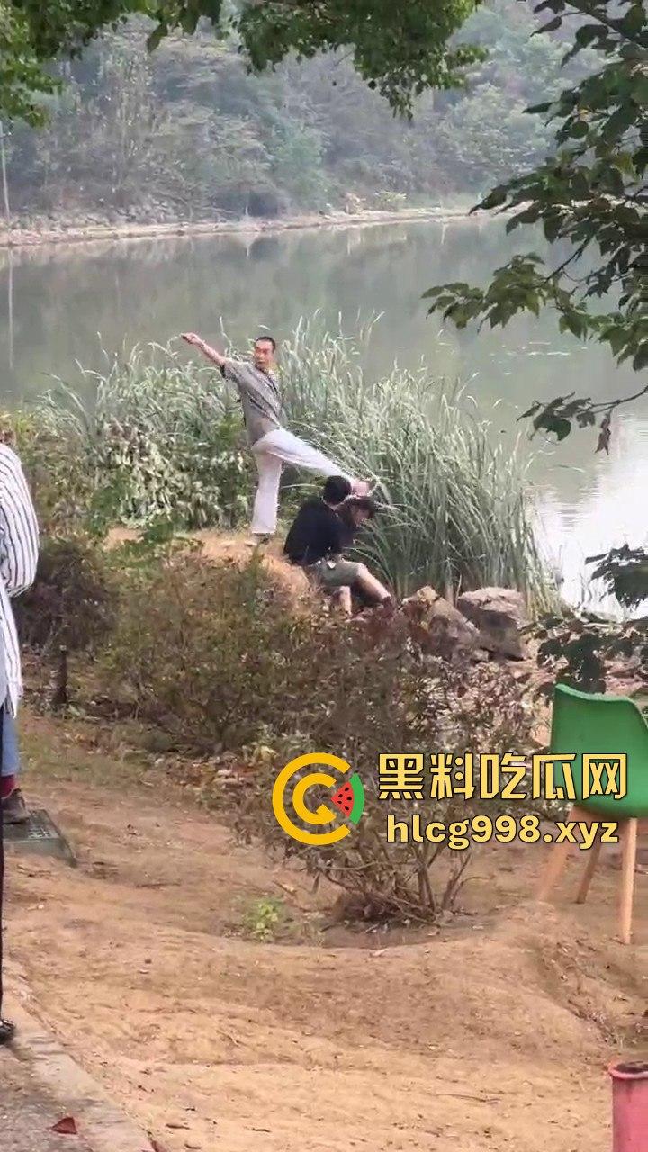 武汉狂躁男东湖发疯，打黑衣男打成筛子，女生鞋子手机丢湖里，差点逼得她跳水自尽！-1