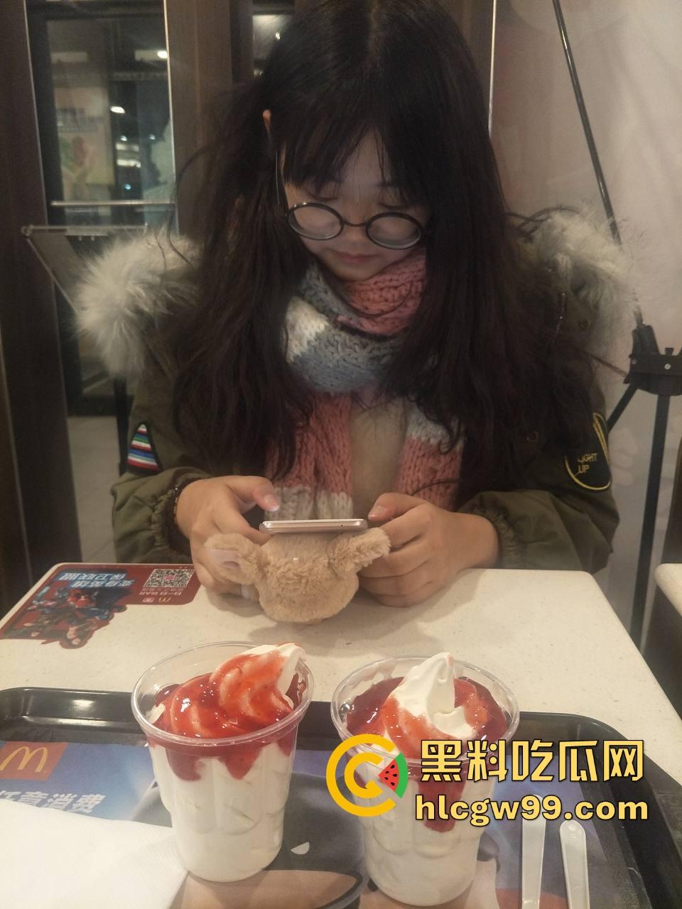 四川师范大学【赵乔】麦当劳吃个圣代就被操,线下约见直接被射满嘴,嘴里接满白浊液舔得干干净净!-1