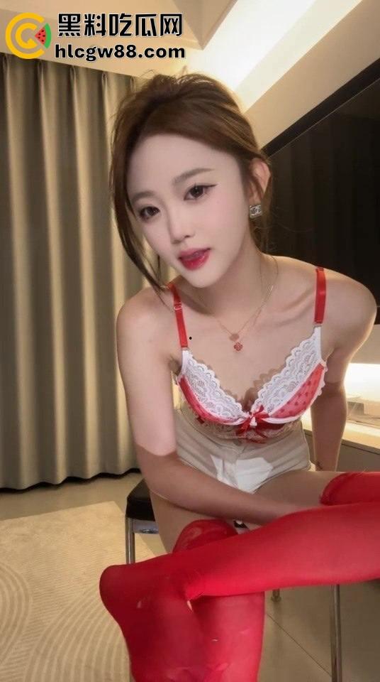 湖北女神【车模伊】SM重口调教男公狗,羞辱舔脚吃黄金小男奴欲仙欲死,喜欢这口的绝不能错过!-1