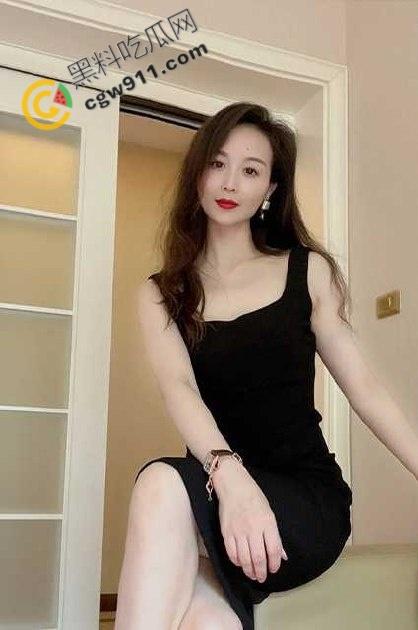 海角大神母子乱伦!出租房爆操美艳干妈的肥屁股,风韵犹存的熟女被干得高潮连连,疯狂夜晚壮烈爆发!-1