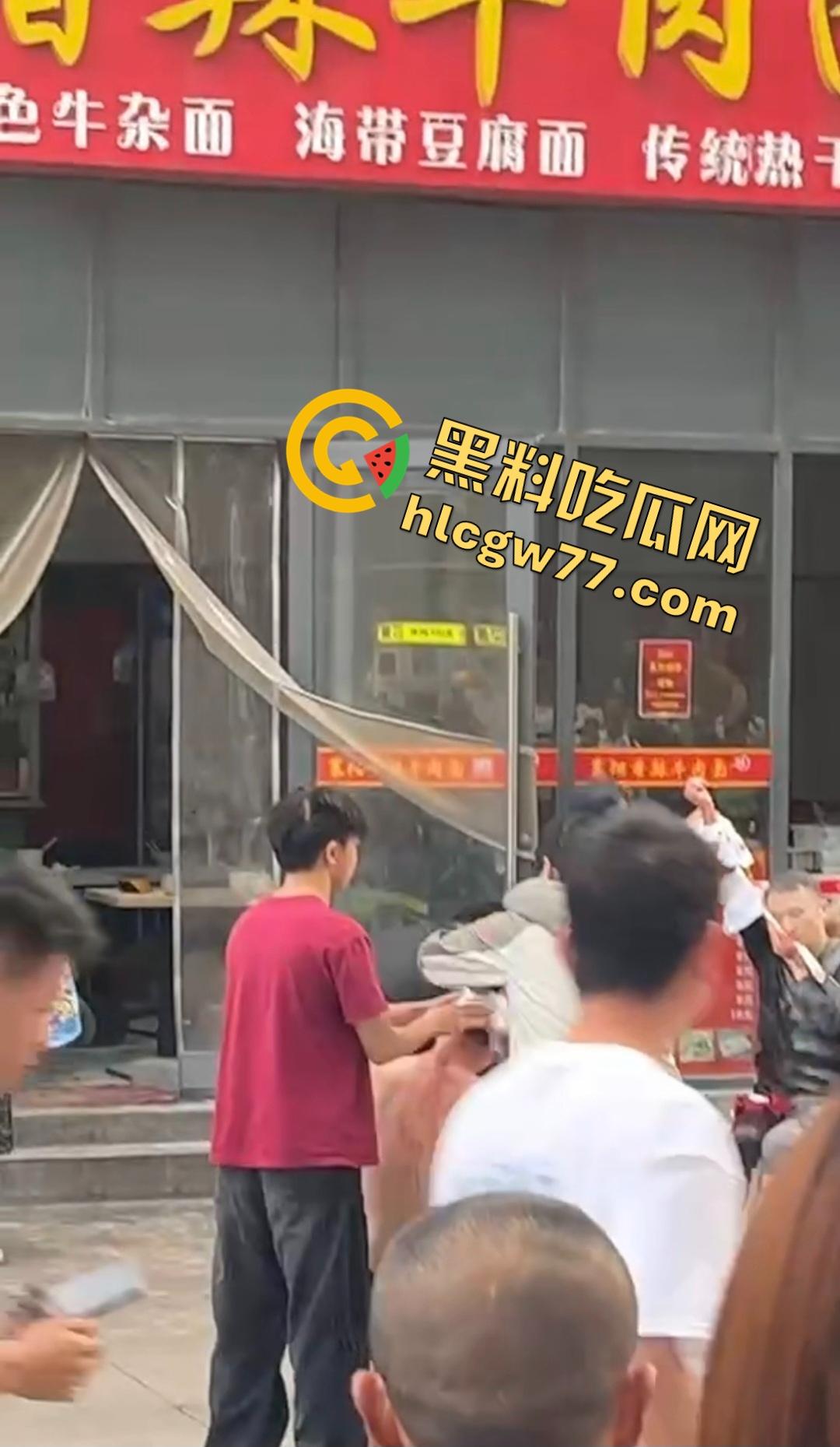 襄阳香辣牛肉面店惊爆刀仔砍人大戏!只因美团欠外卖小哥2000块,进美团部门狂砍同事,直接断手!-3