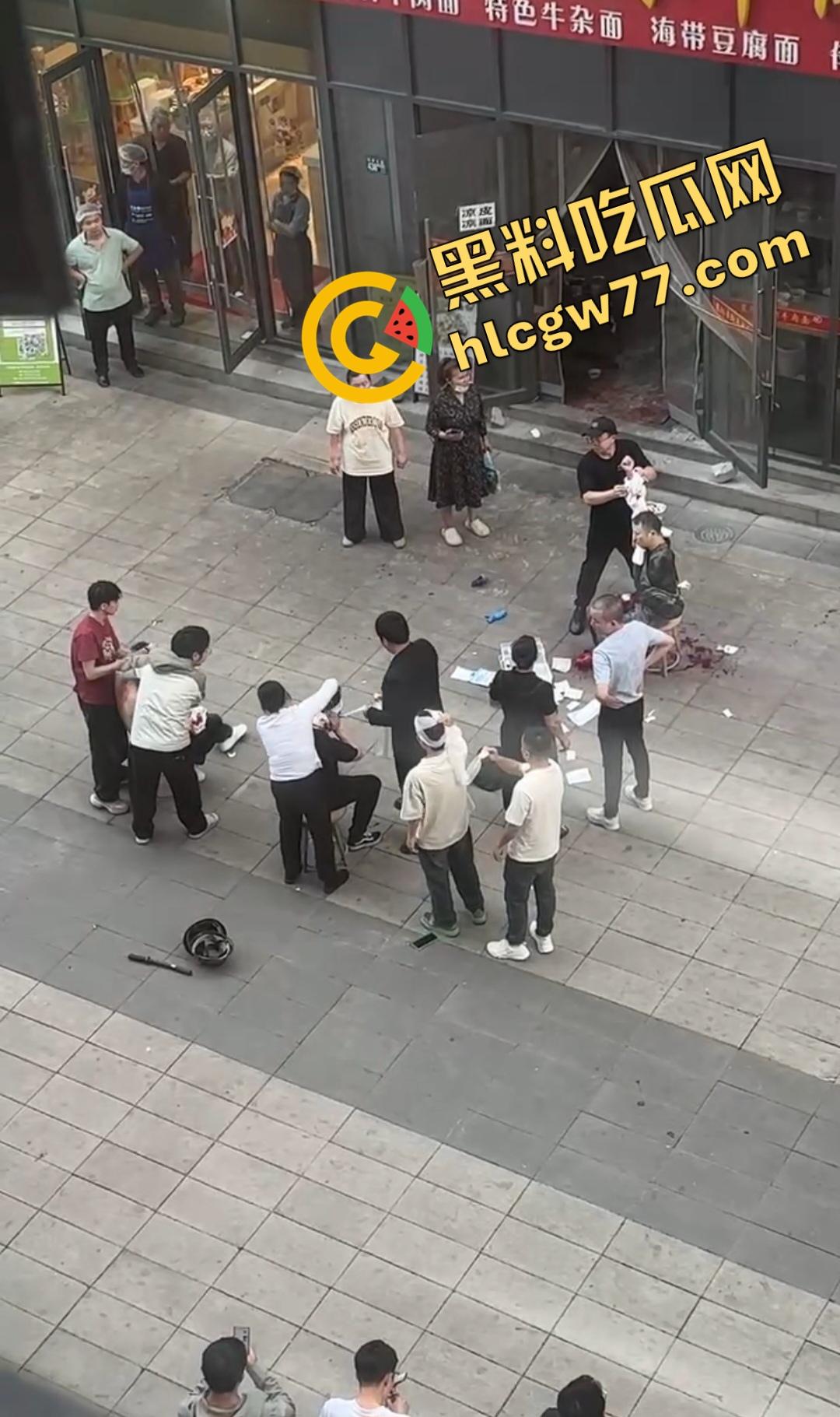 襄阳香辣牛肉面店惊爆刀仔砍人大戏!只因美团欠外卖小哥2000块,进美团部门狂砍同事,直接断手!-6