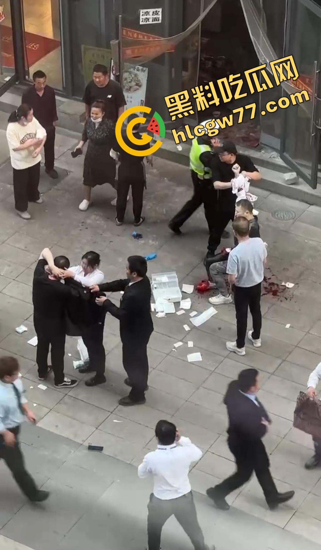 襄阳香辣牛肉面店惊爆刀仔砍人大戏!只因美团欠外卖小哥2000块,进美团部门狂砍同事,直接断手!-8