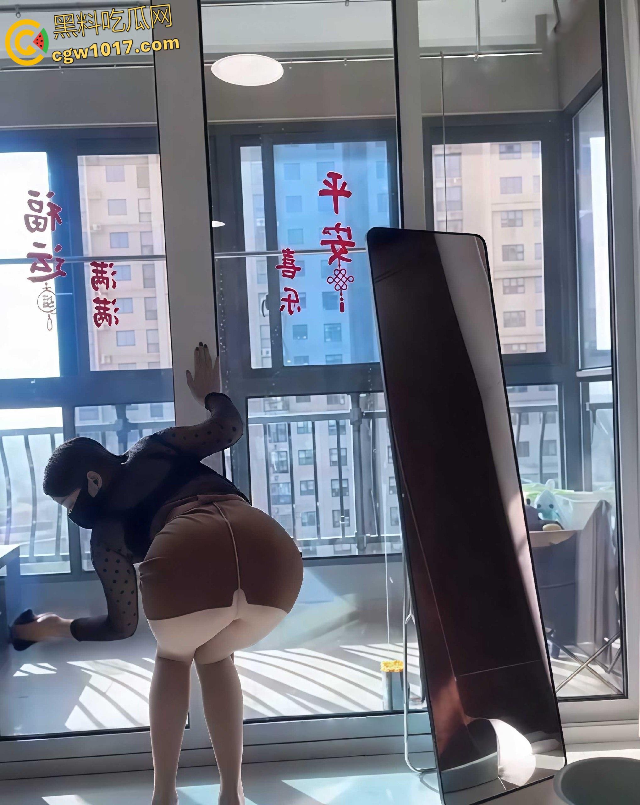 抖音巨乳宝妈【甜甜妈妈】,大尺度福利视频流出,对镜揉奶掰穴自慰特写,巨乳肥臀尽显少妇风情 !-4