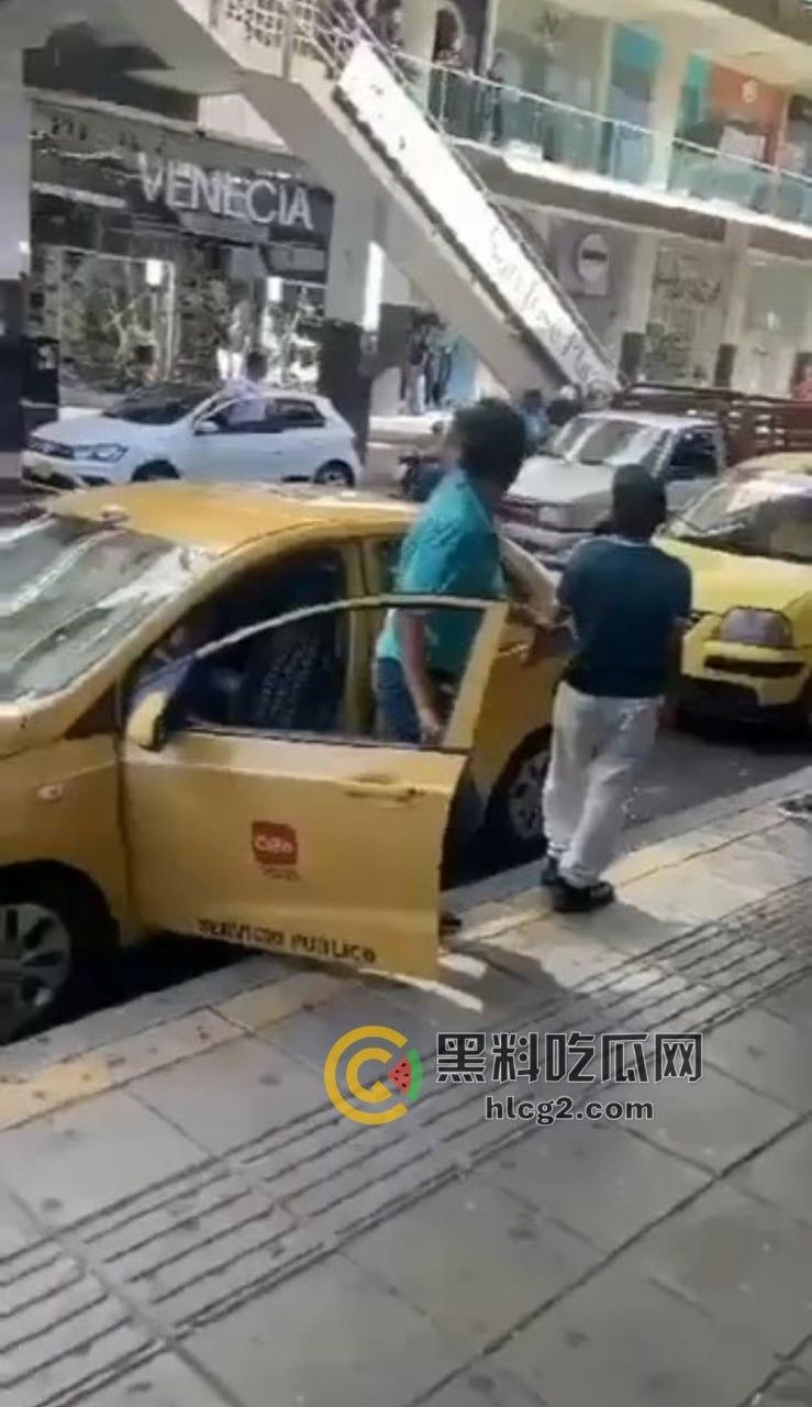 哥伦比亚珠宝店大劫案！伪警察武装劫匪火拼购物中心，保安中枪惊魂未定！-3