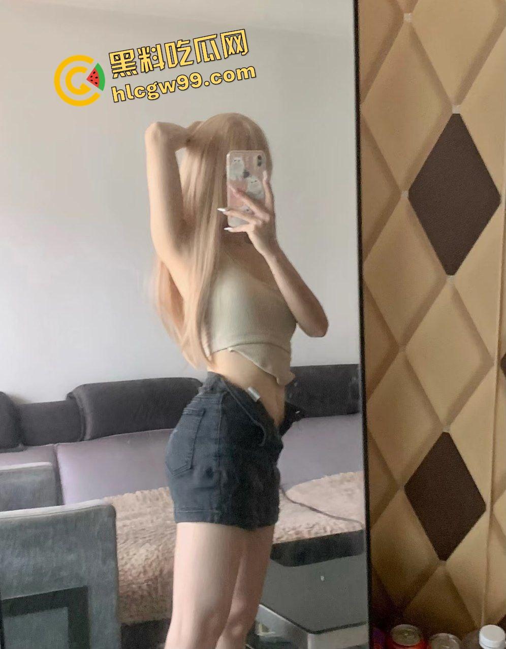 野性的呼唤！俄罗斯反差金发妹玩刺激露出，在野外雪地汽车上自慰抠逼，露天福利抓紧观赏，不愧是战斗民族！-4